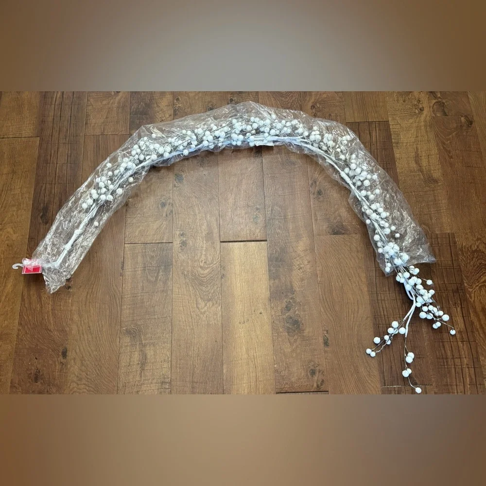 white faux berry Christmas garland NEW NWT 6 feet festive mantle Xmas
